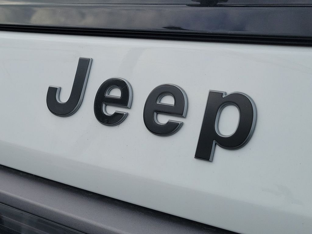 New 2026 Bright White Clear-Coat Exterior Paint Jeep  image 6