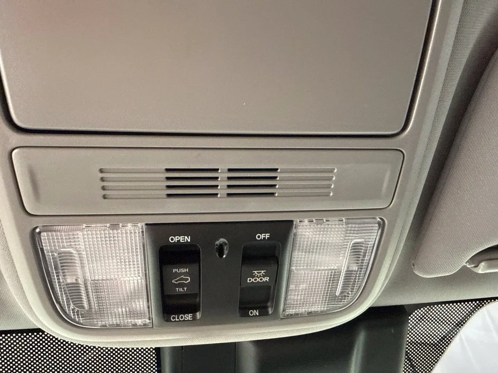 Used 2020 Silver Honda EX-L image 23