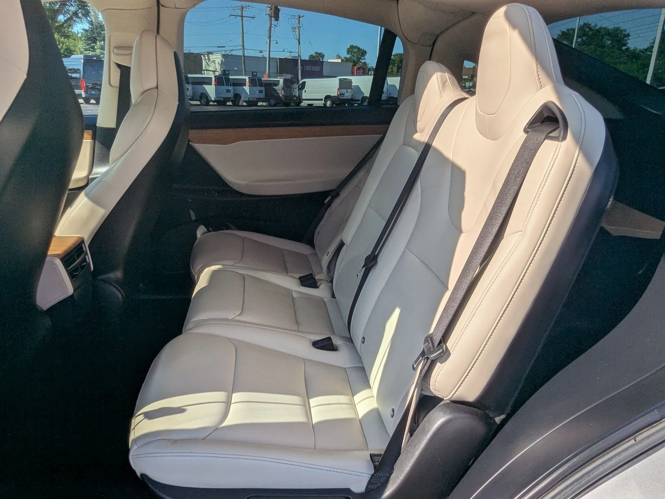 Used 2018 Silver Tesla 75D image 23