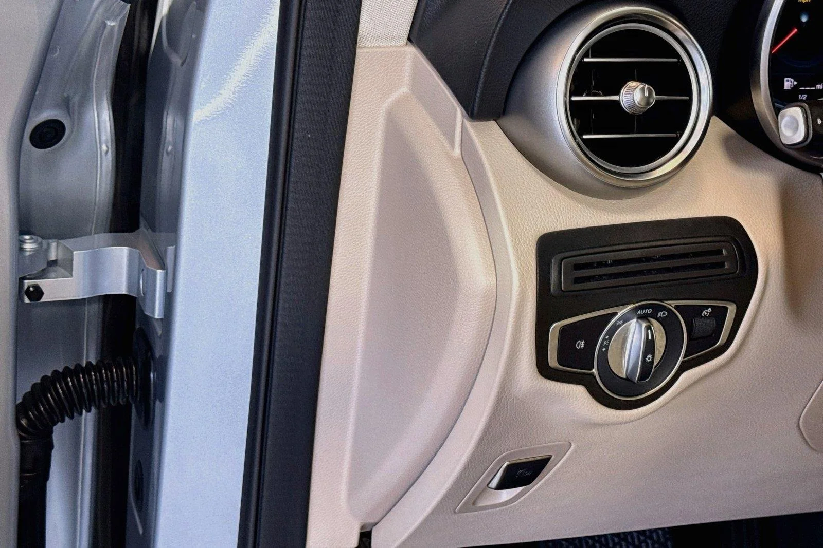 Used 2022 Cirrus Silver Metallic Mercedes-Benz GLC 300 image 10