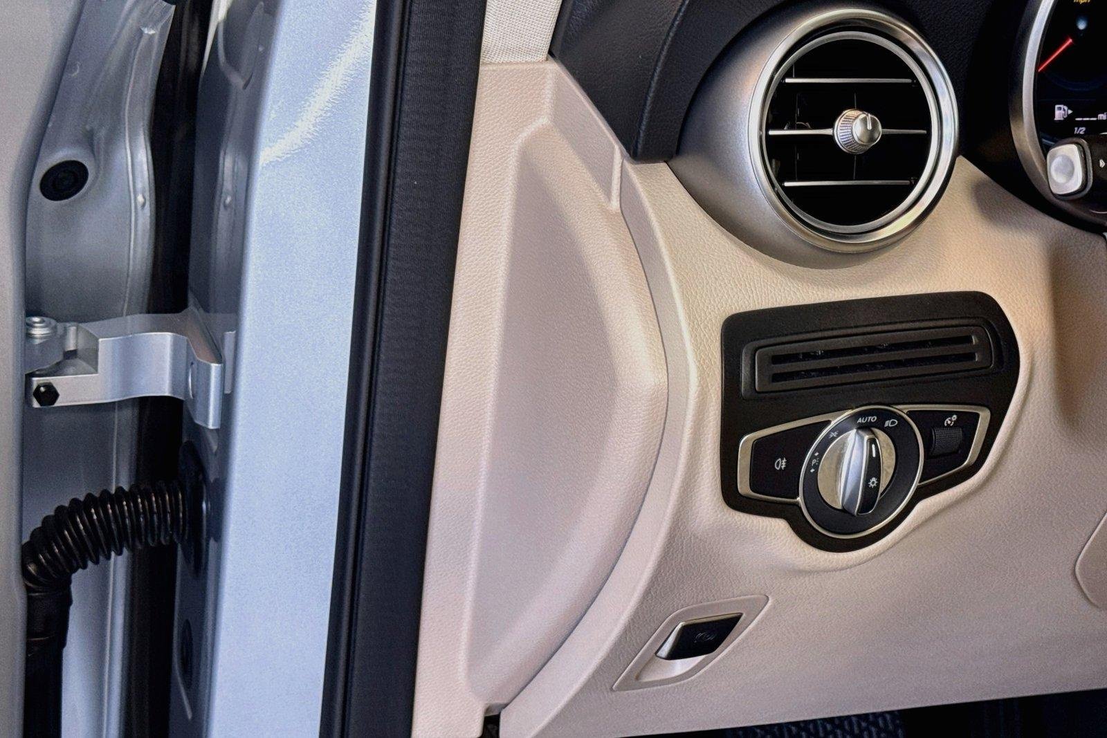 Used 2022 Cirrus Silver Metallic Mercedes-Benz GLC 300 image 10