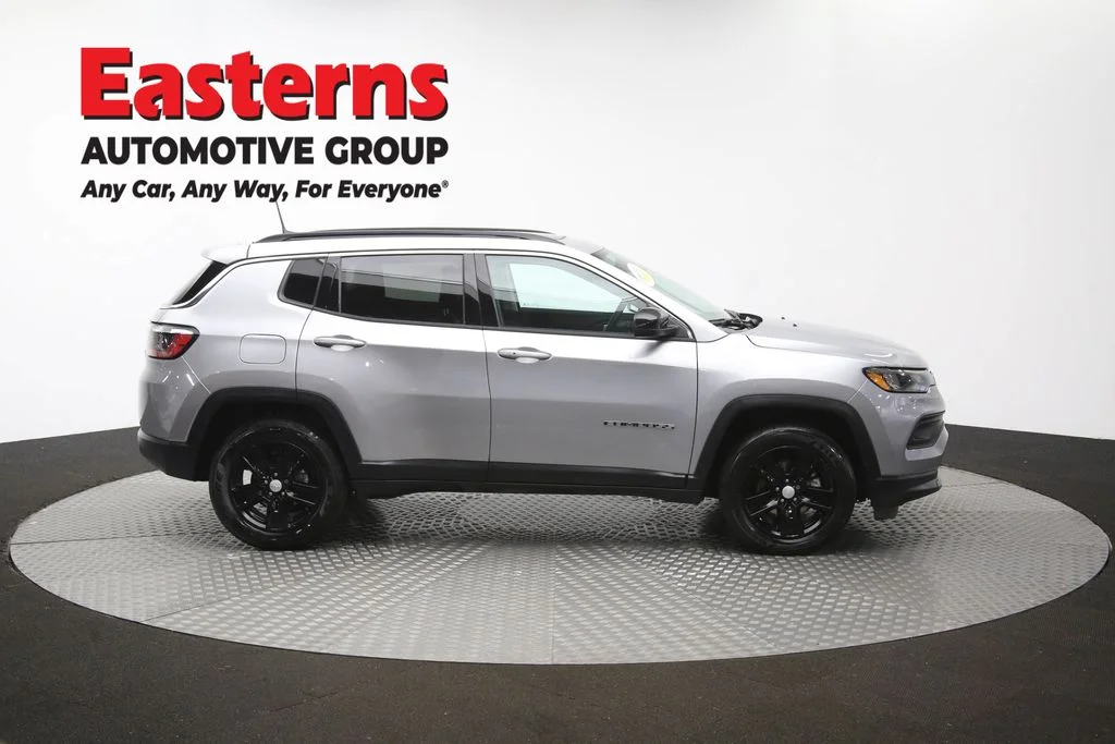 Used 2022 Silver Jeep Latitude image 47