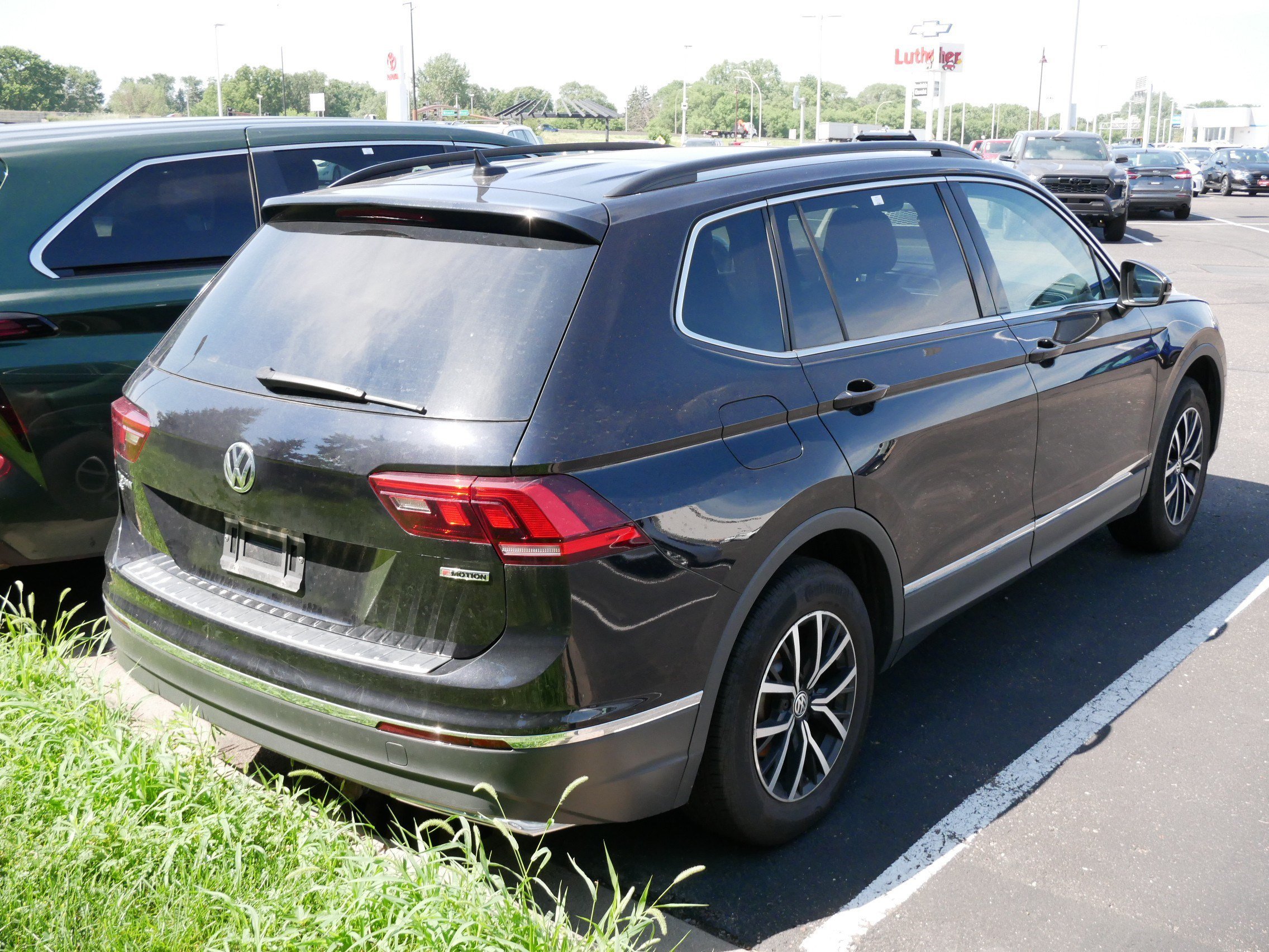 Used 2021 Deep Black Pearl Volkswagen SE image 5