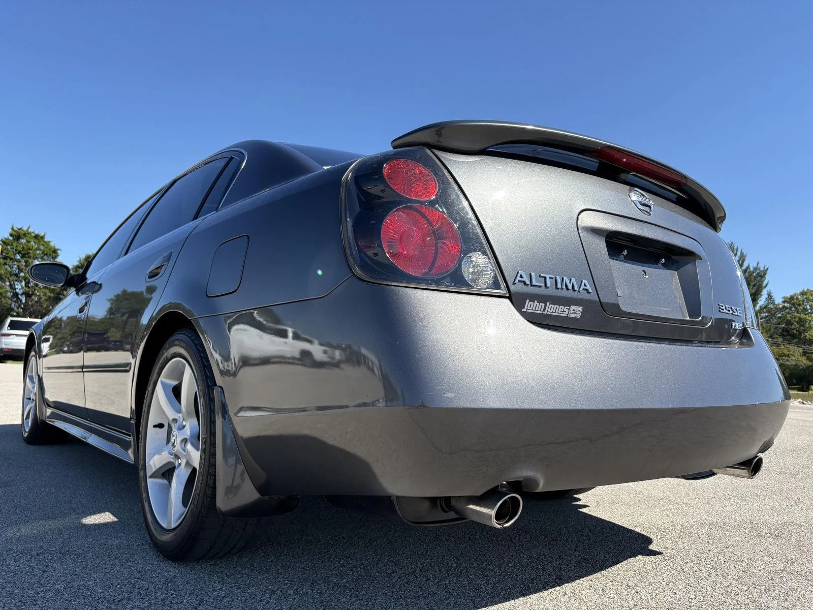 Used 2005 Smoke Metallic Nissan 3.5 SE image 19