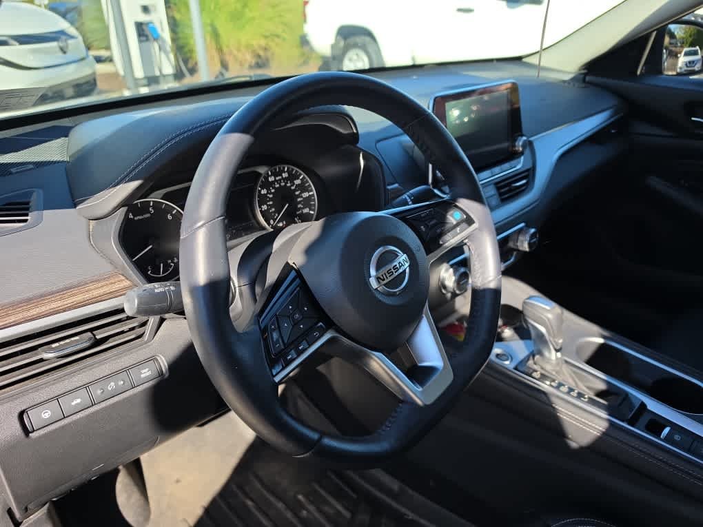 Used 2019 Super Black Nissan 2.5 SL image 14