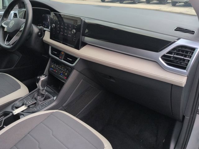 Used 2025  Volkswagen SE image 30