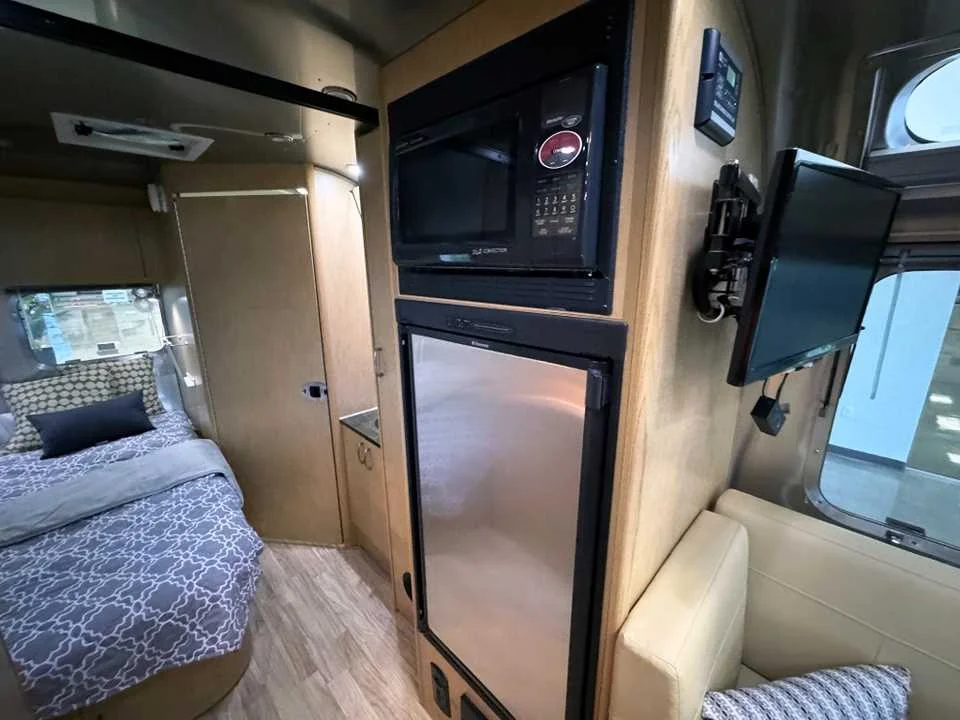 Used 2014 SILVER AIRSTREAM  image 16