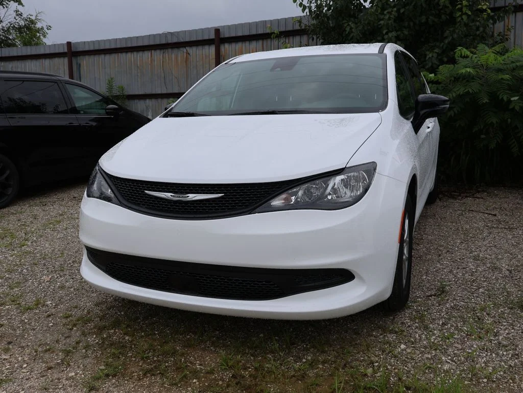New 2027 Bright White Clear-Coat Exterior Paint Chrysler LX image 5