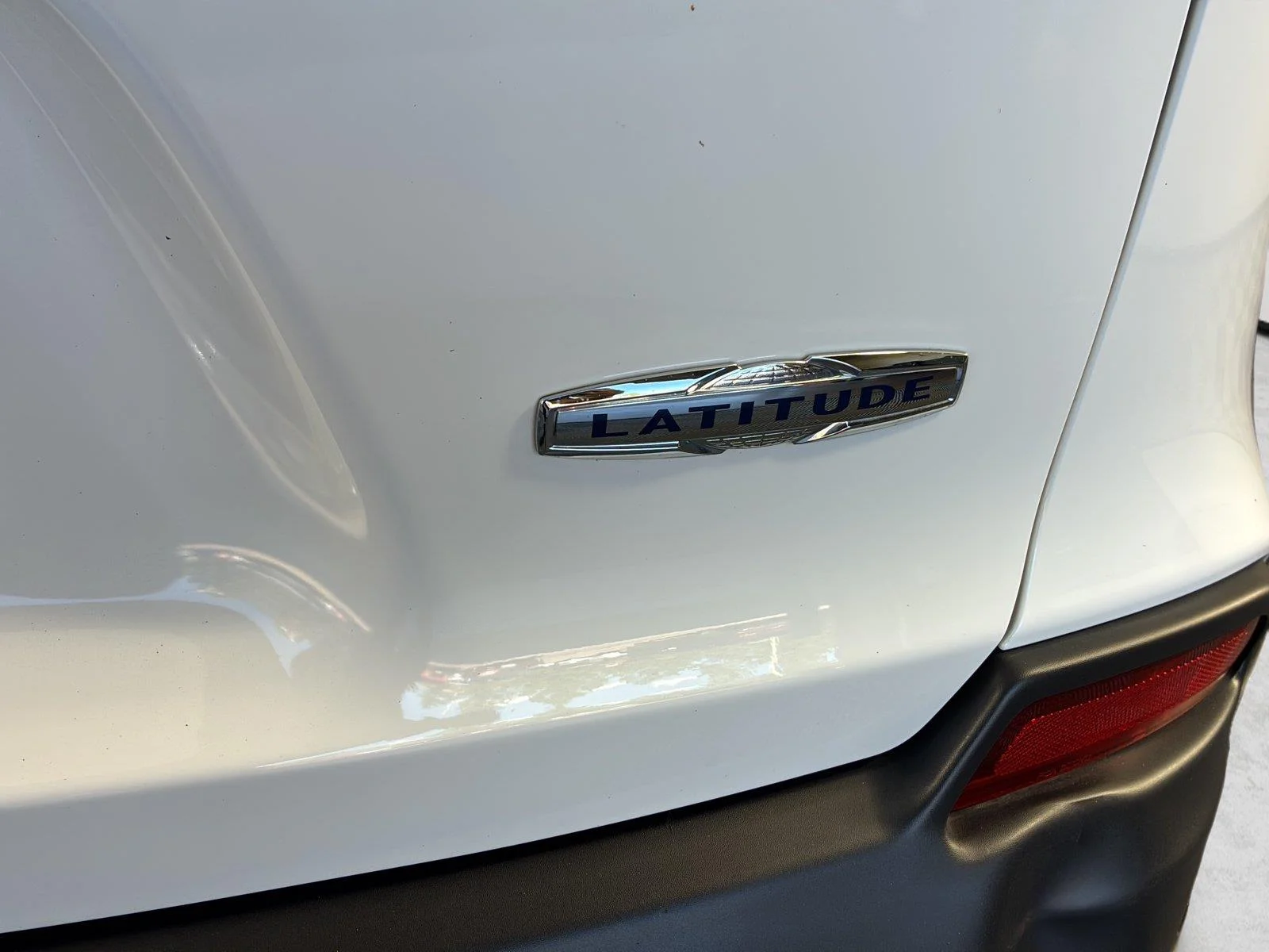 Used 2019 Bright White Clearcoat Jeep Latitude image 10