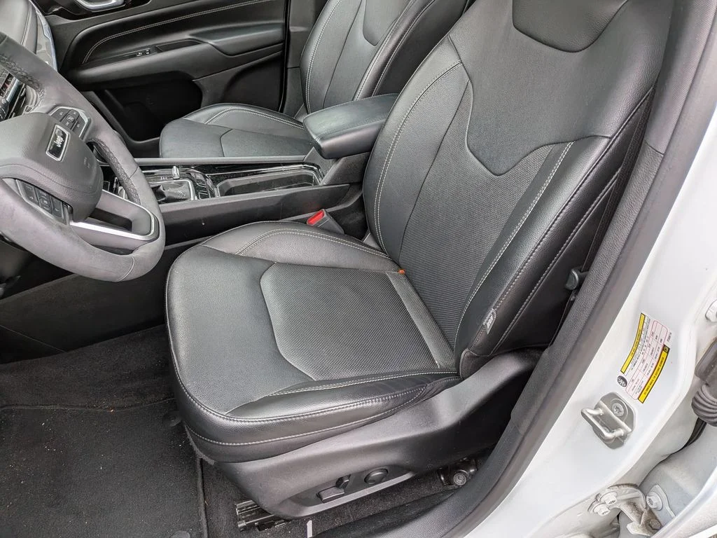 Used 2023 White Jeep Limited image 23