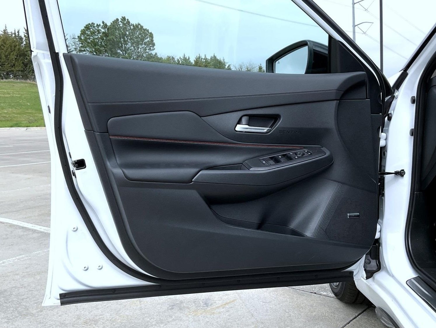 New 2026 Aspen White TriCoat / Super Black Two-tone Nissan SR image 9