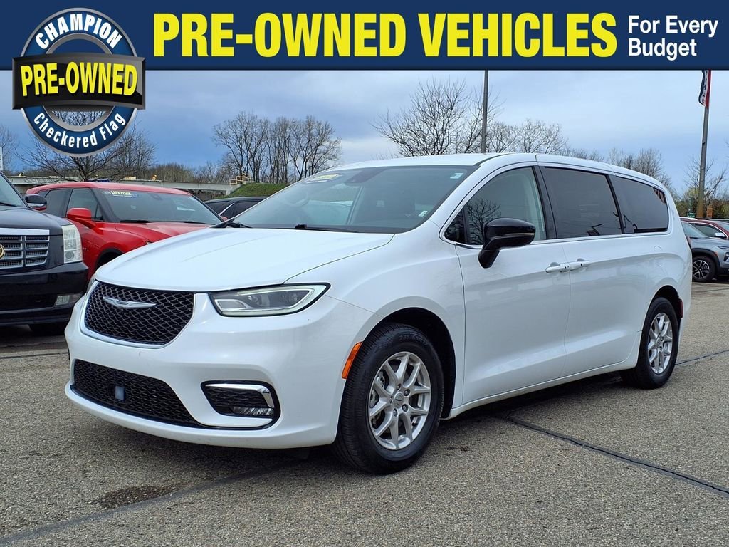 2024 Chrysler Pacifica Touring L's photo