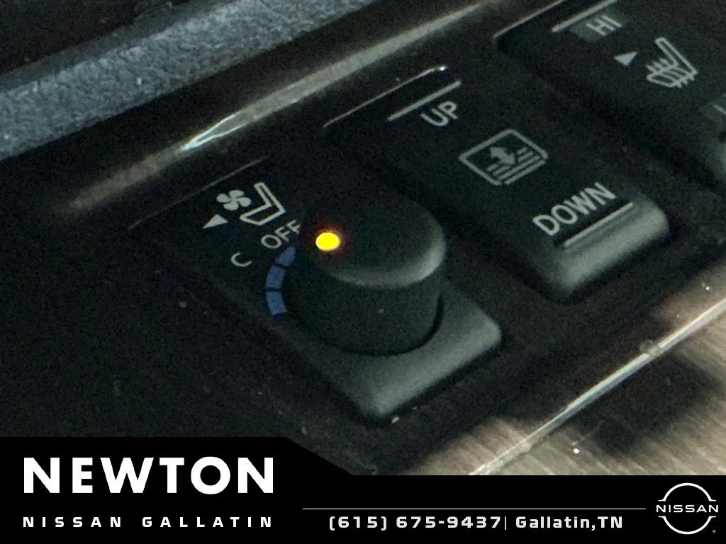 Used 2014 Super Black Nissan 3.5 SV image 12