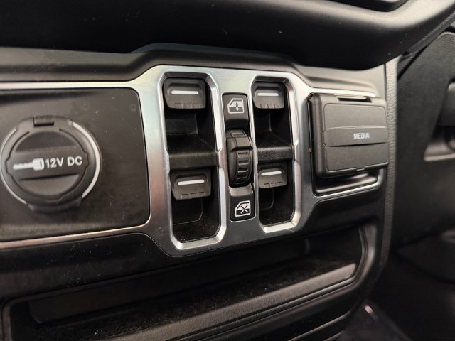 Used 2021 White Jeep Unlimited Sahara image 28