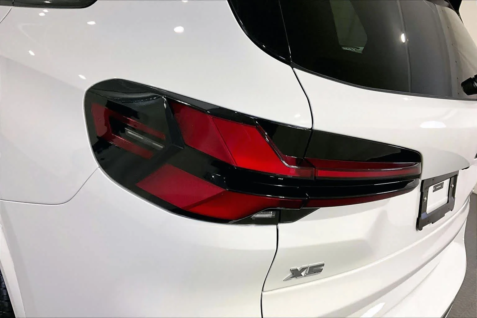 New 2026 Alpine White BMW M60i image 5