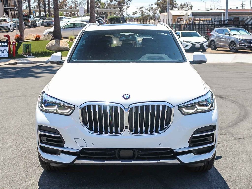 Used 2023 White BMW sDrive40i image 2