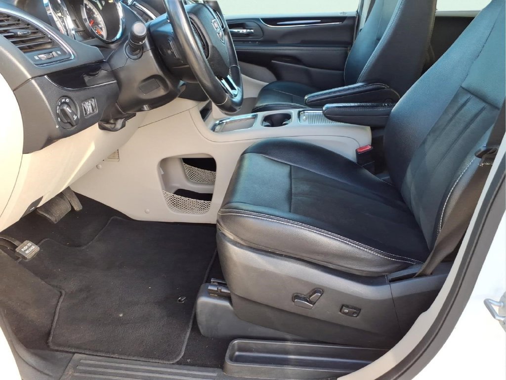 Used 2019 White Dodge SXT image 16