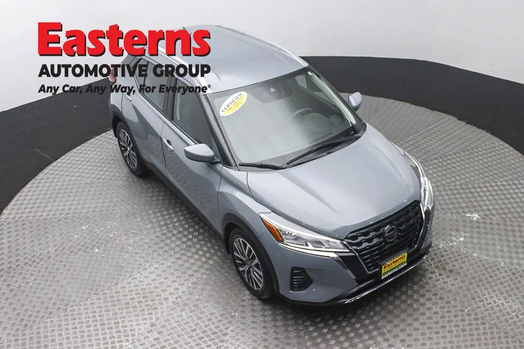 Used 2021 Gray Nissan SV image 3