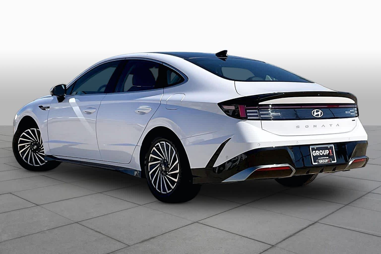 Used 2025 Serenity White Hyundai Limited image 12