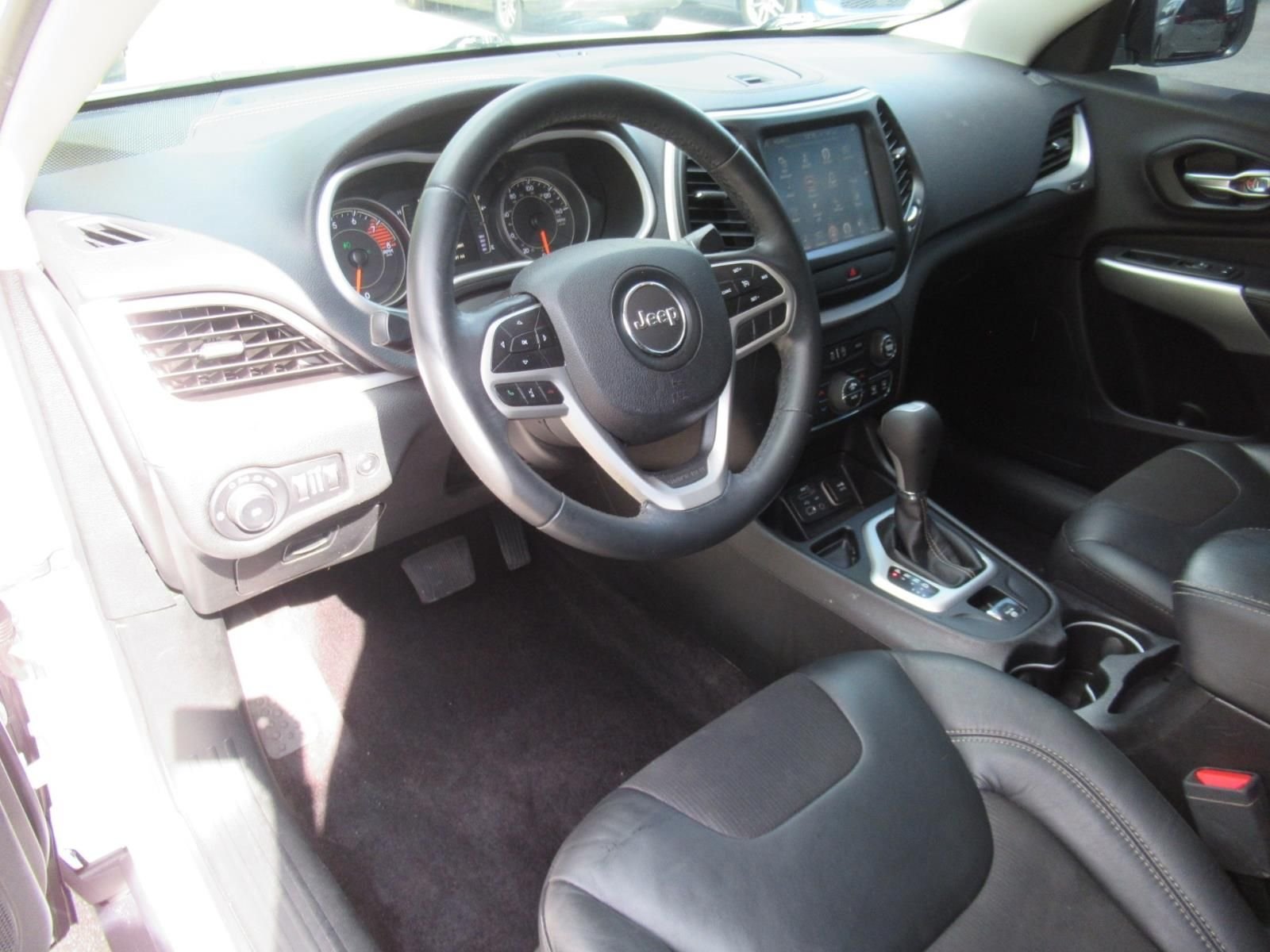 Used 2018 White Jeep Latitude Plus image 18