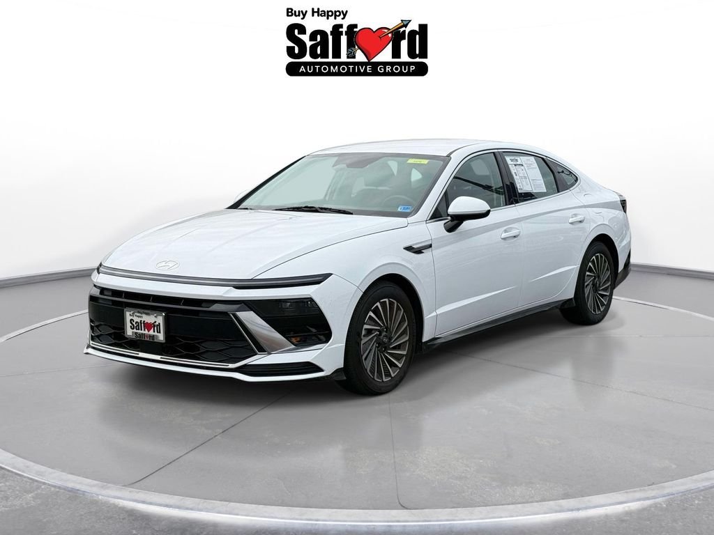 Certified Used 2025 White Hyundai SEL image 1