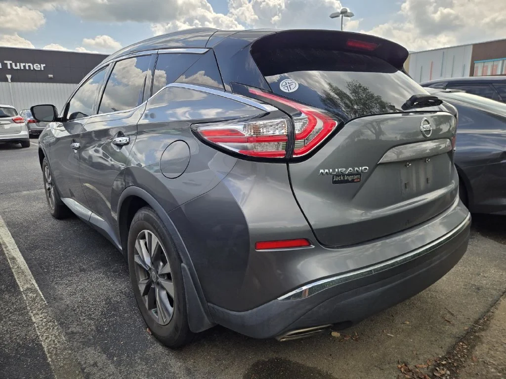 Used 2015 Gray Nissan SL image 4