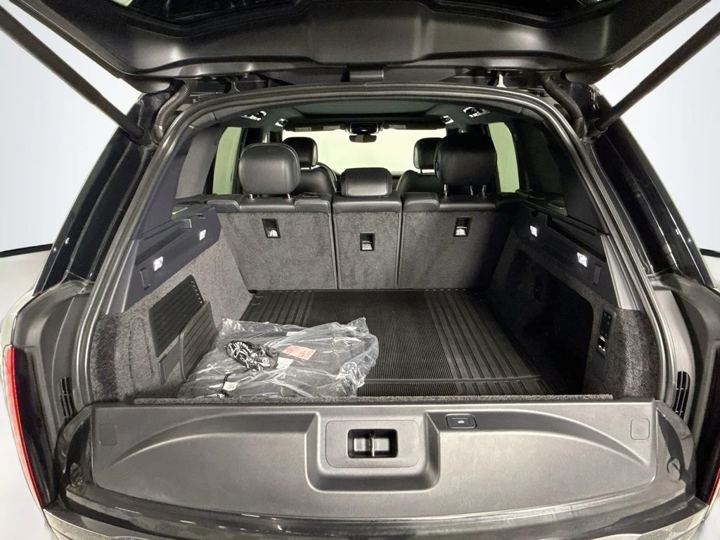 Certified Used 2025 Obsidian Black SV Bespoke Ultra Metallic Gloss Land Rover SE image 26