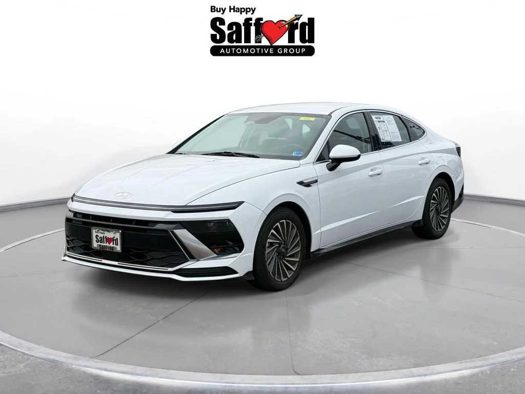 Used 2025 White Hyundai SEL image 1