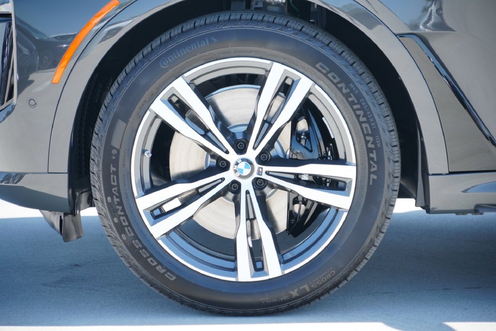 New 2027 Gray Metallic BMW xDrive40i image 5