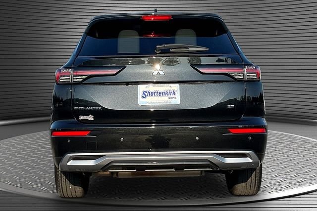 Used 2025  Mitsubishi SE image 6