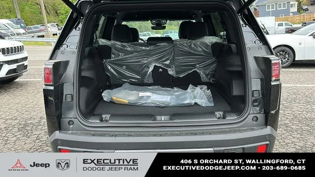 New 2026 Diamond Black Crystal Pearl-Coat Exterior Paint Jeep Limited image 25