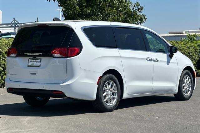 2026 Chrysler Voyager LX photo 3