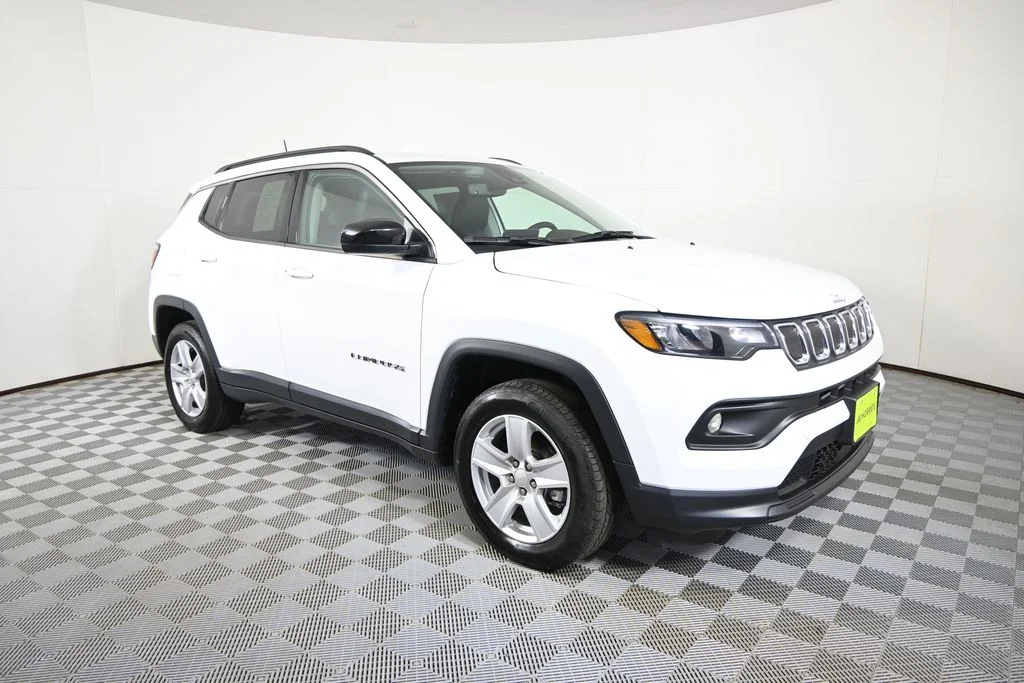 Used 2022 White Jeep Latitude image 9