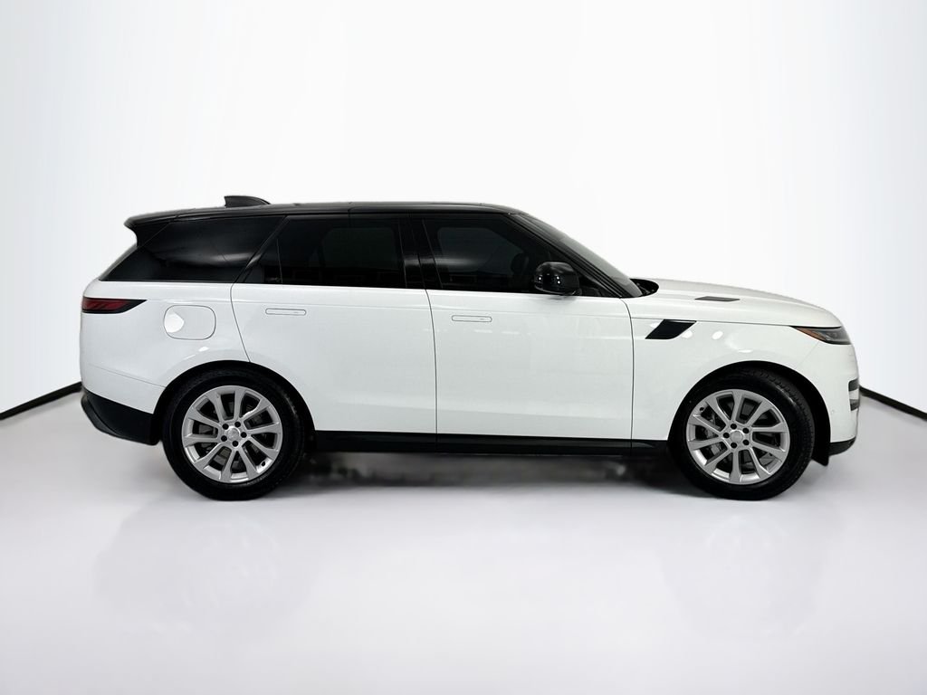 Used 2024 Fuji White Land Rover SE image 4