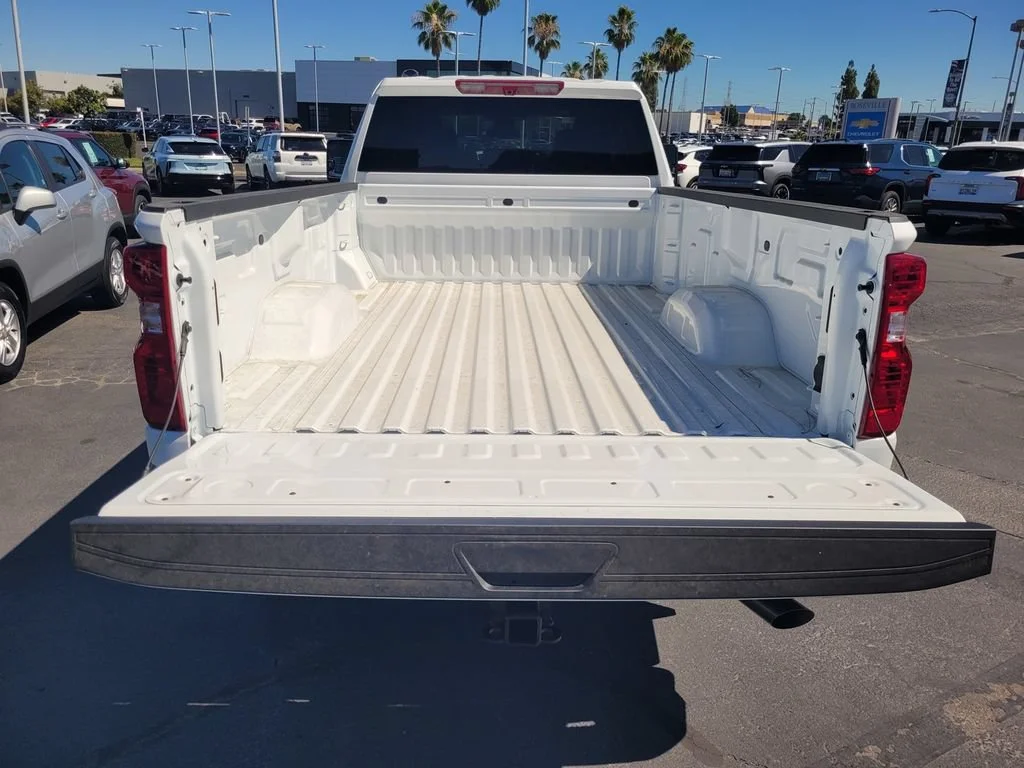New 2026 Summit White Chevrolet WT image 7