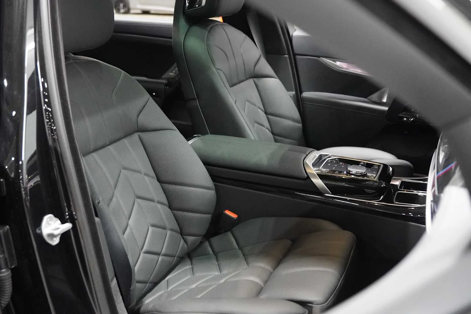 2026 BMW 7 Series 750e - Photo 8