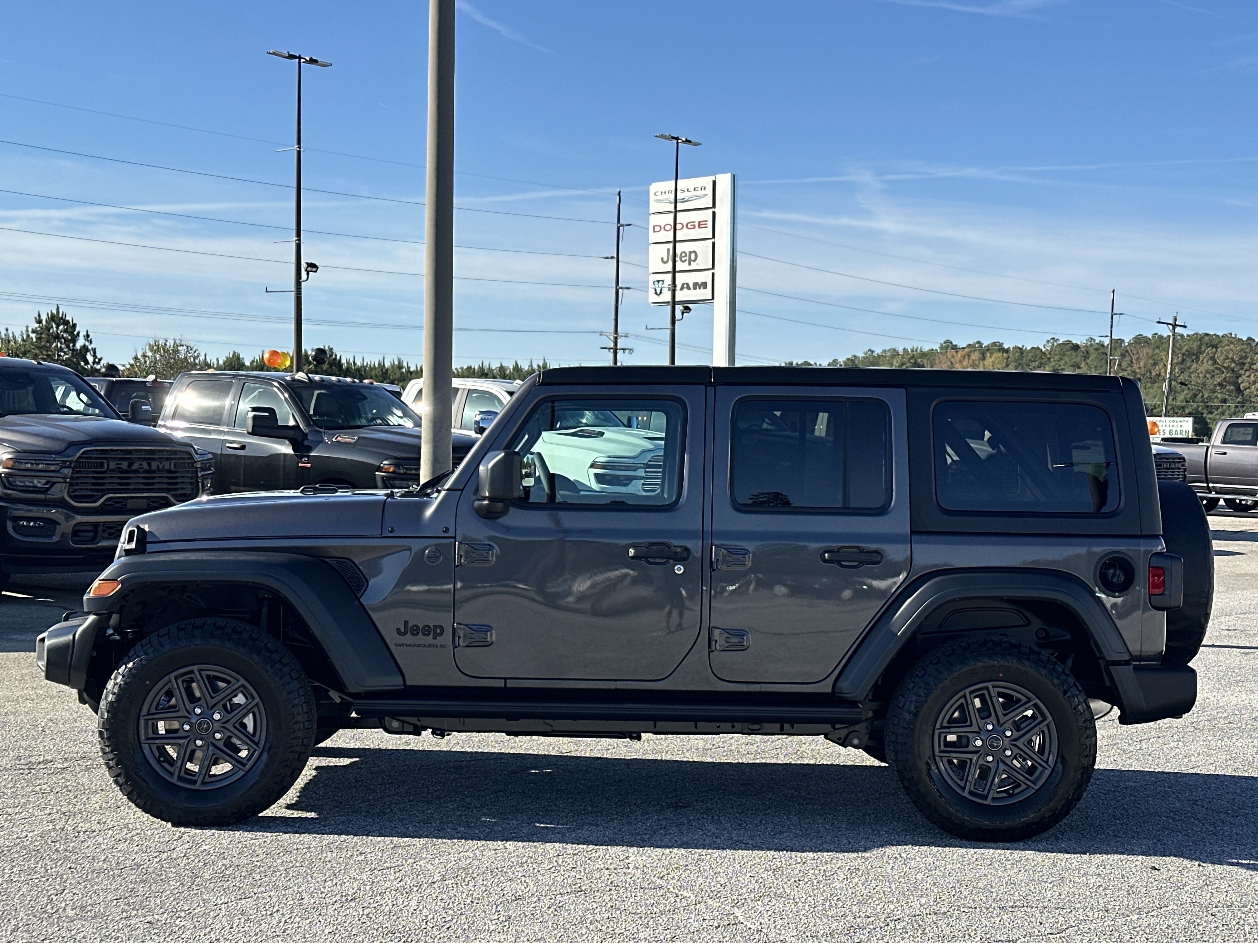 New 2026 Granite Crystal Metallic Clear-Coat Exterior Paint Jeep Sport S image 5
