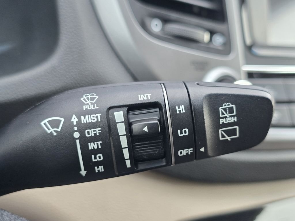 Used 2018 White Hyundai SE image 34