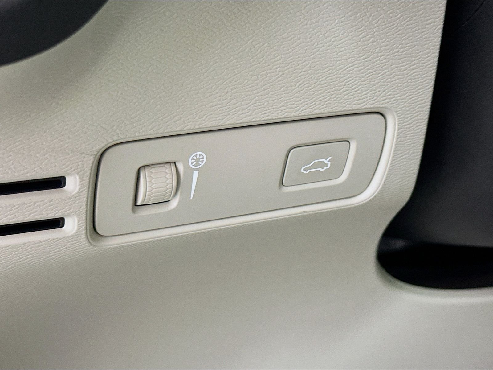 Used 2019 Amazon Blue Volvo Momentum image 9