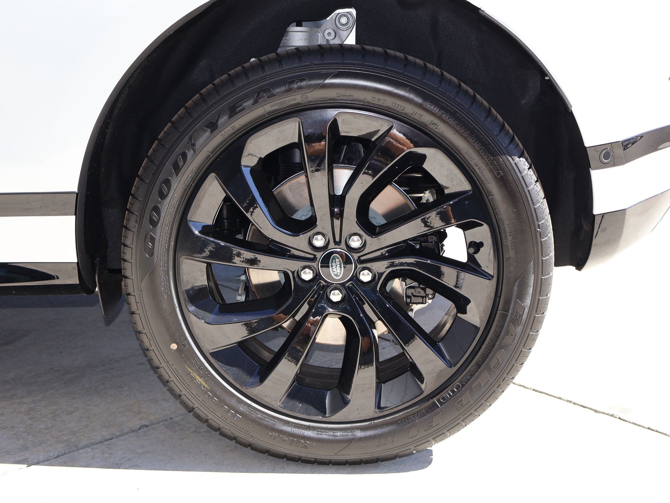 New 2026 Fuji White LAND ROVER Hoxton Edition image 21