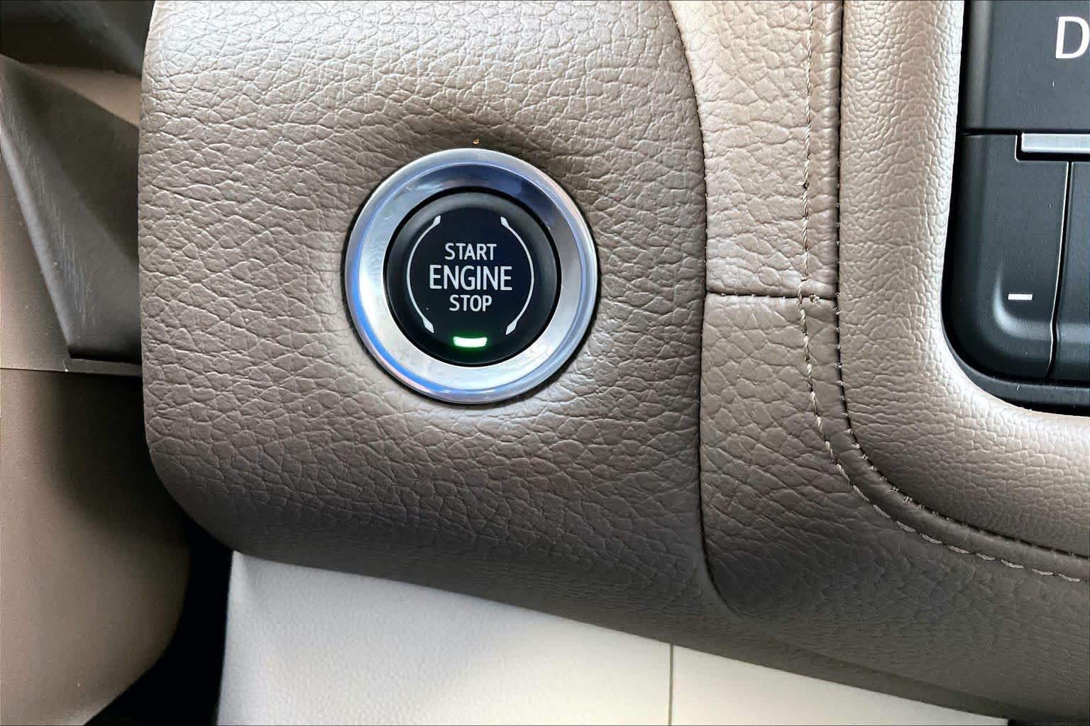 Used 2022 White Frost Tricoat GMC Denali image 34
