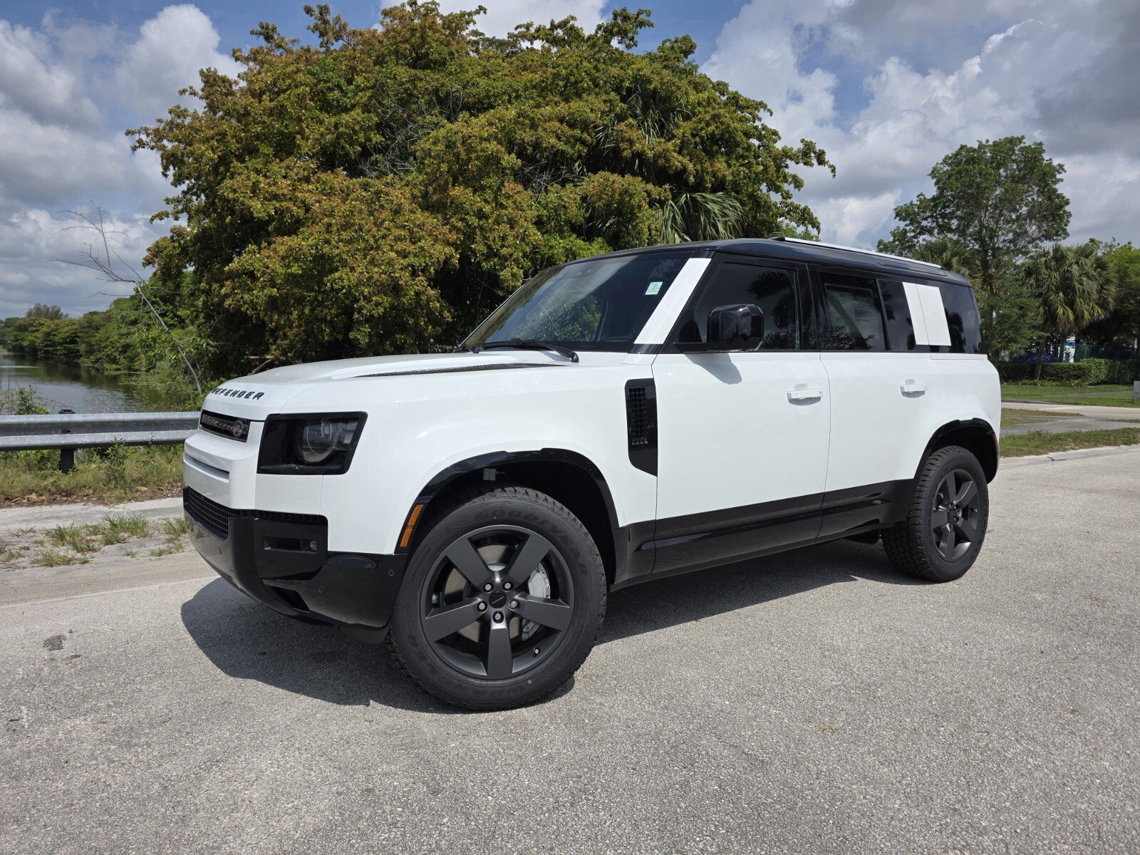 New 2026 Fuji White Land Rover P400 X-Dynamic SE image 1
