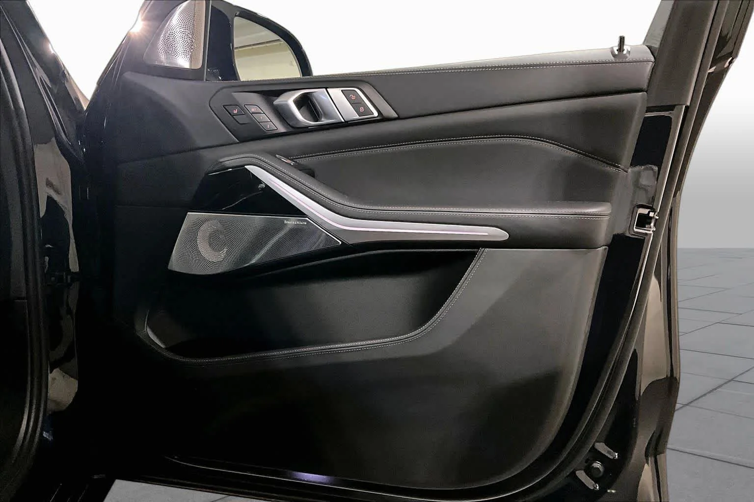 Certified Used 2025  BMW M60i image 22