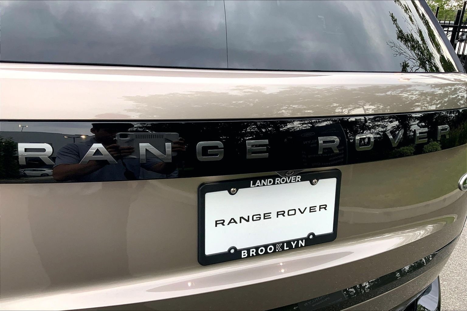 Used 2023 Batumi Gold Premium Metallic Land Rover SE image 9