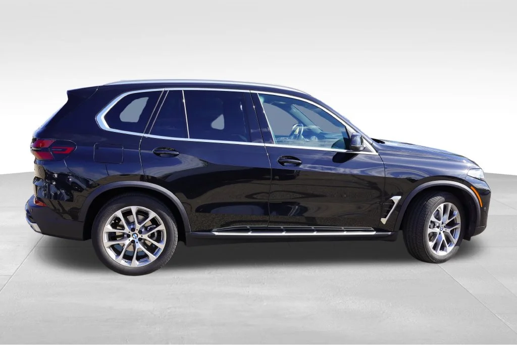 Used 2026 Black Sapphire Metallic BMW xDrive40i image 3
