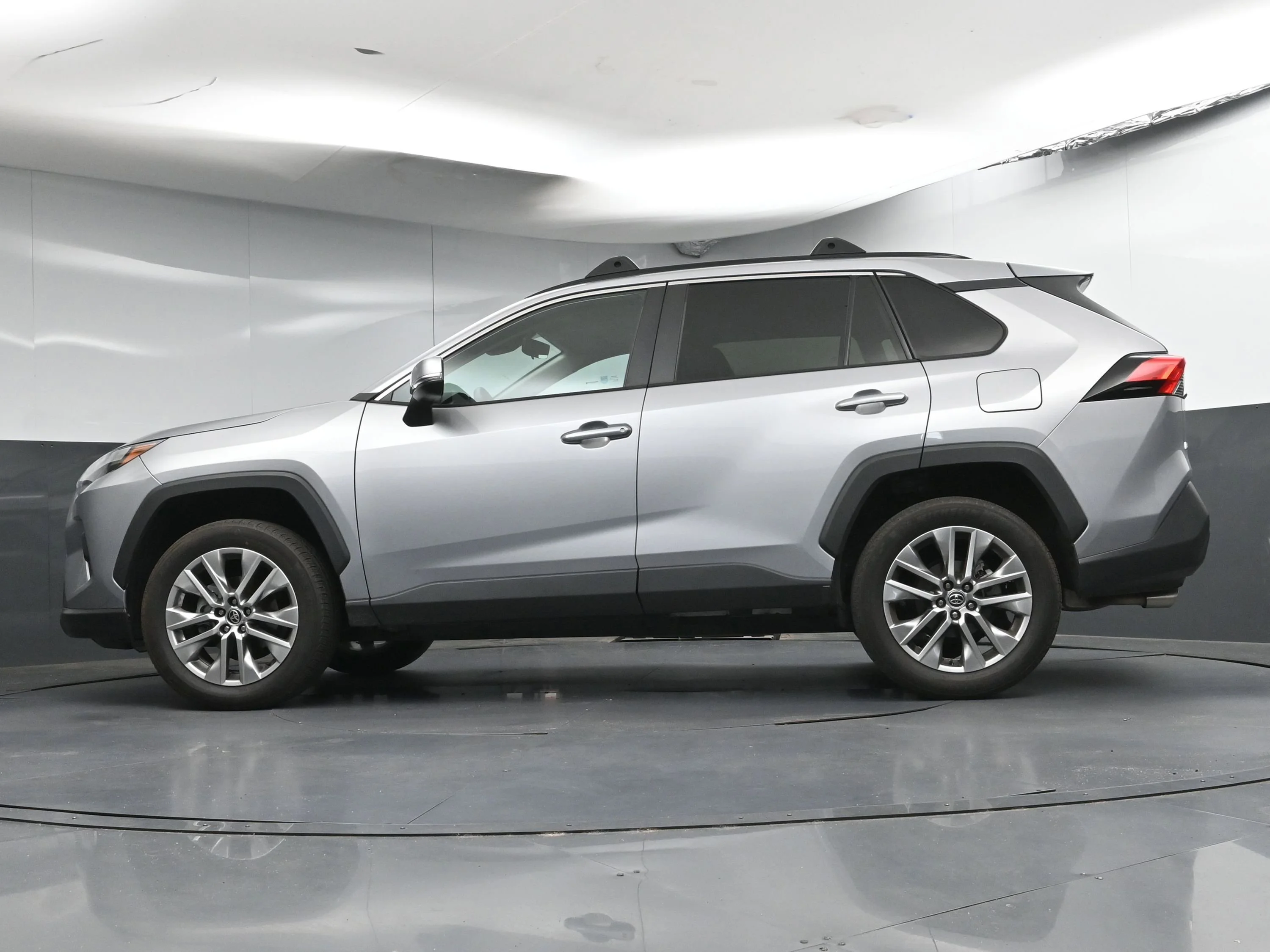 Used 2022 Silver Sky Metallic Toyota XLE Premium image 30