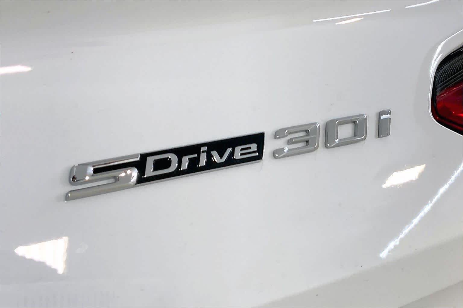 New 2026 Alpine White BMW sDrive30i image 15