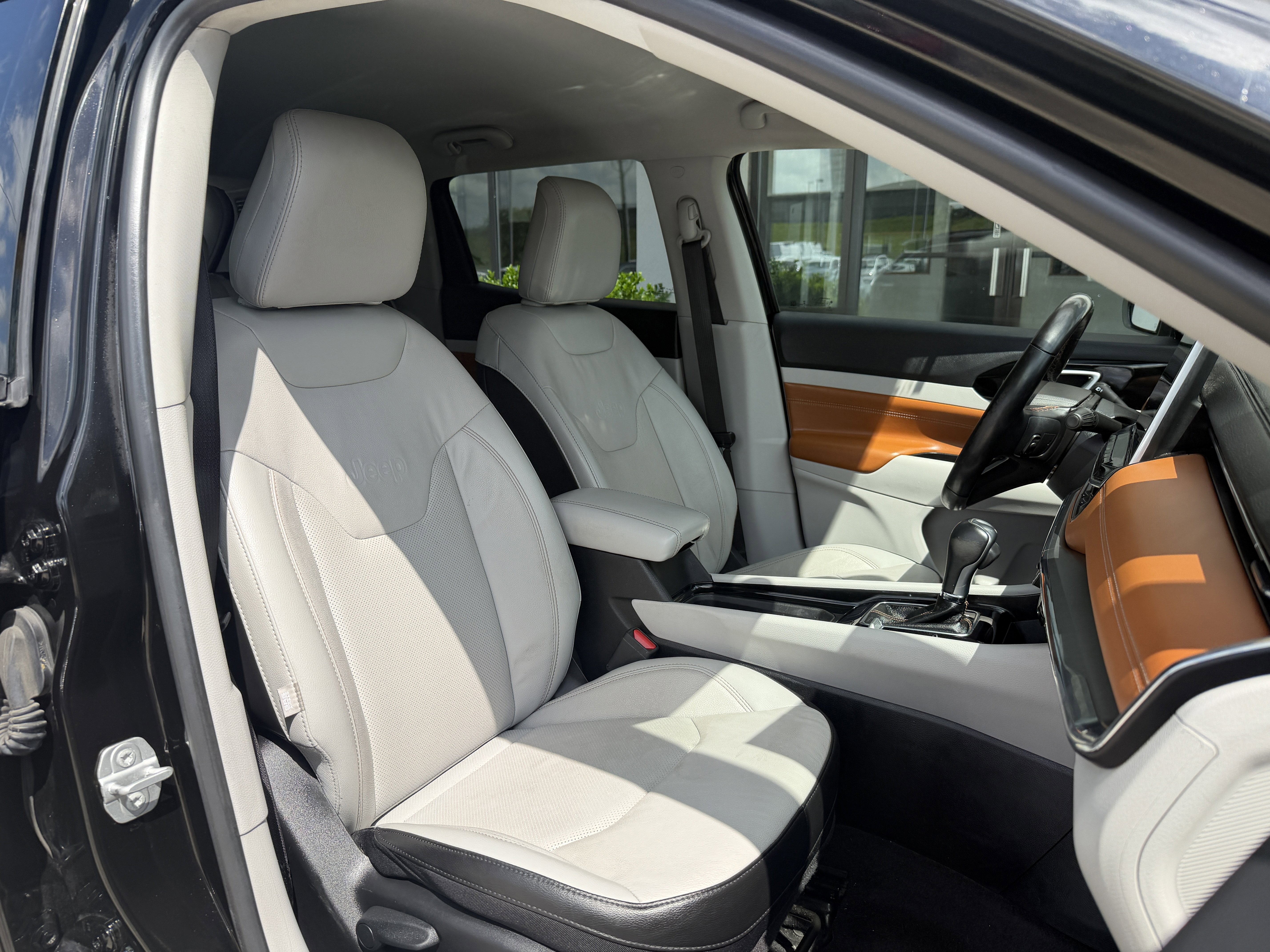 Used 2022 Diamond Black Crystal Pearlcoat Jeep Limited image 22