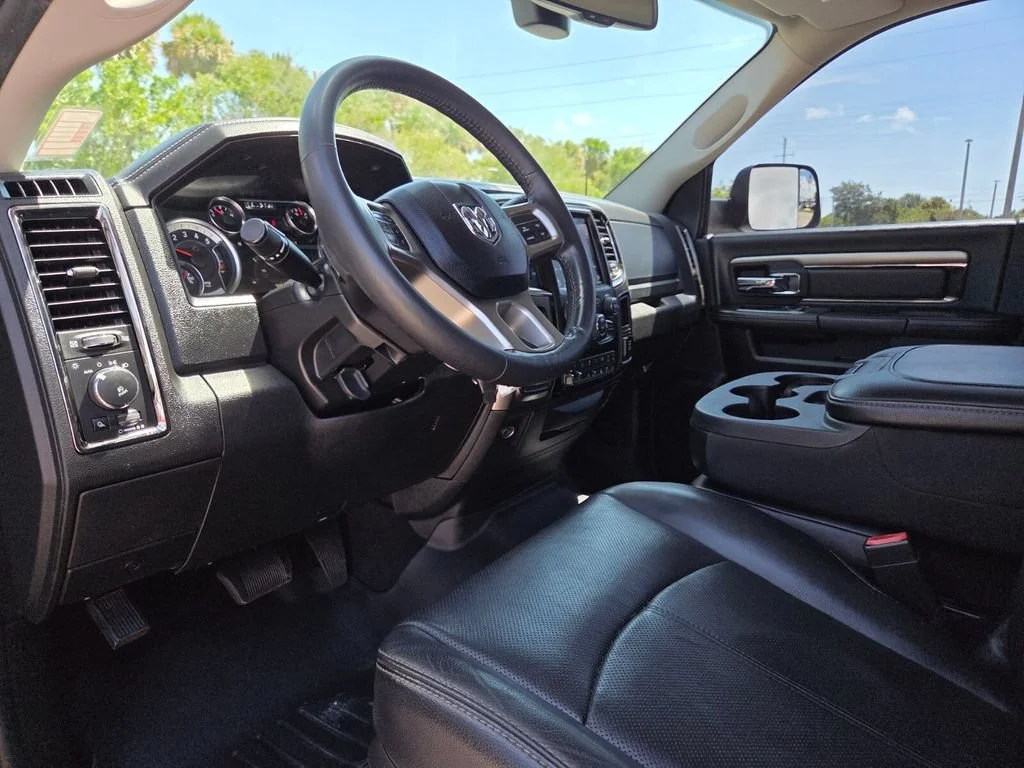 Used 2018 Brilliant Black Crystal Pearlcoat Ram Laramie image 28