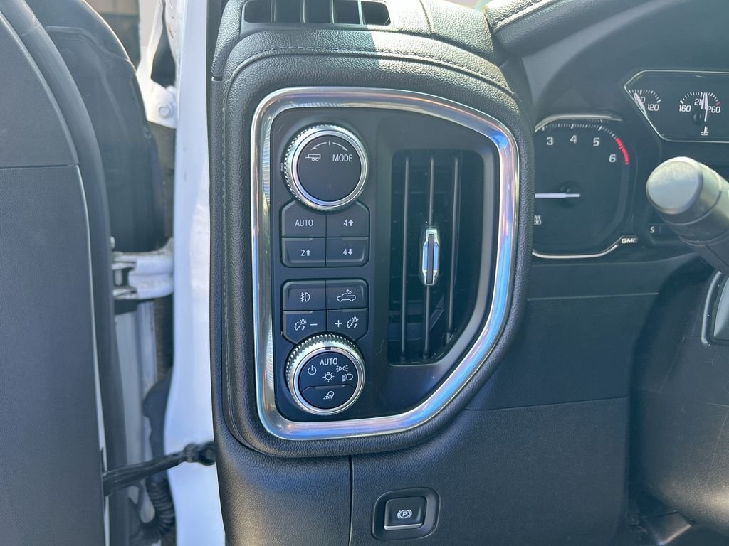 Used 2022 White GMC Elevation image 17